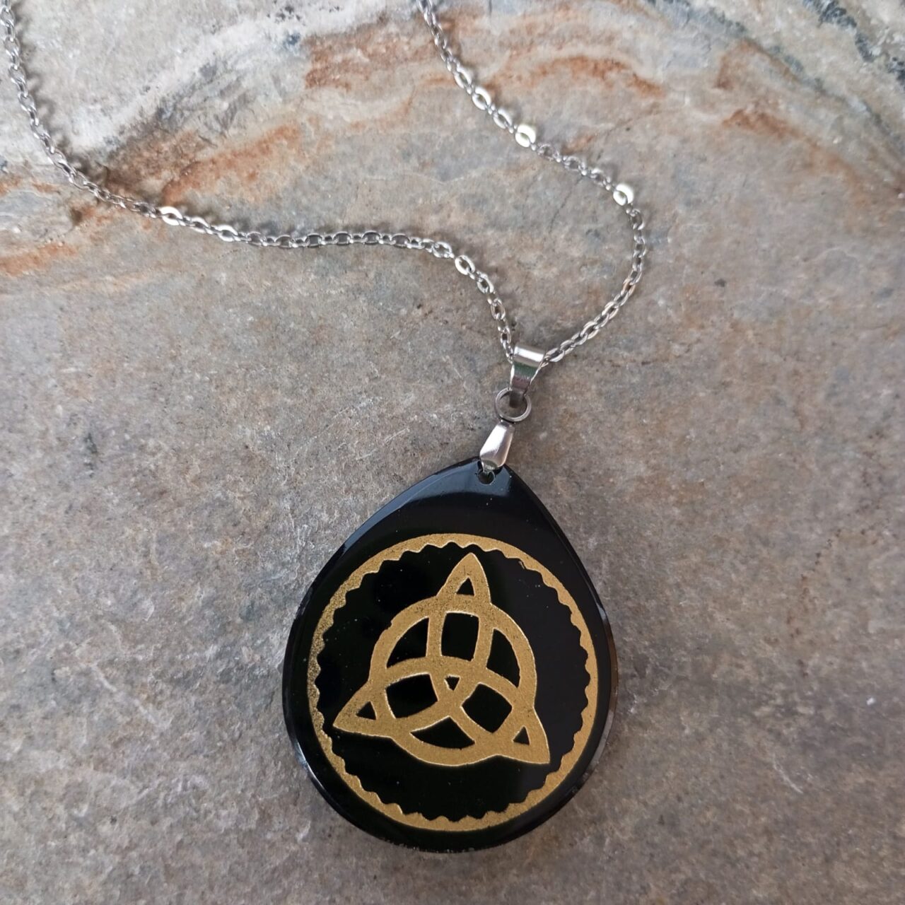 dije en piedra obsidiana grabado triqueta celta dorado 12579