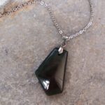 Dije en Piedra Obsidiana Manto Huichol Forma Geométrica