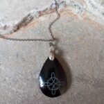 Dije en Piedra Obsidiana con Símbolo Nudo de Bruja