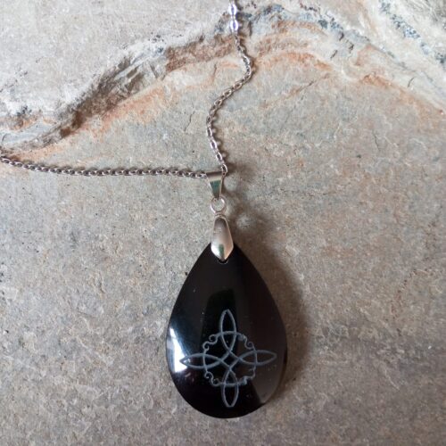 Dije en Piedra Obsidiana con Símbolo Nudo de Bruja