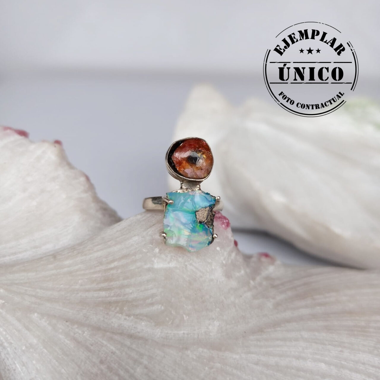 anillo en plata con piedra opalo en bruto y turmalina sandia Productos con sello 2025 121