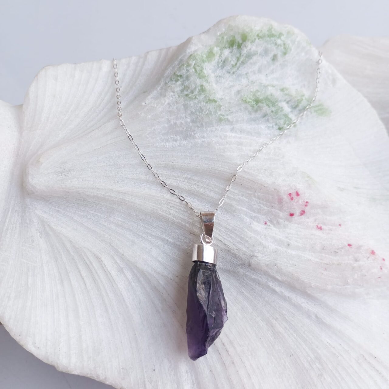 dije en plata con piedra amatista en bruto 12990