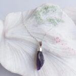 Dije en Plata con Piedra Amatista en Bruto