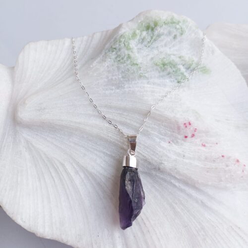 Dije en Plata con Piedra Amatista en Bruto