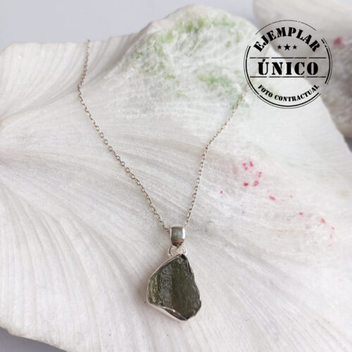 Dije en Plata con Piedra Moldavita
