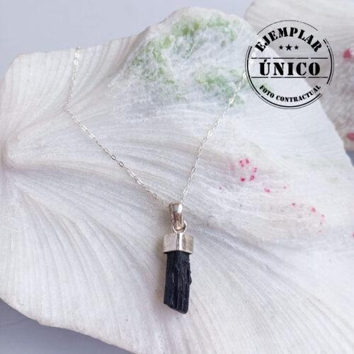 Dije en Plata con Piedra Turmalina en Bruto Negra