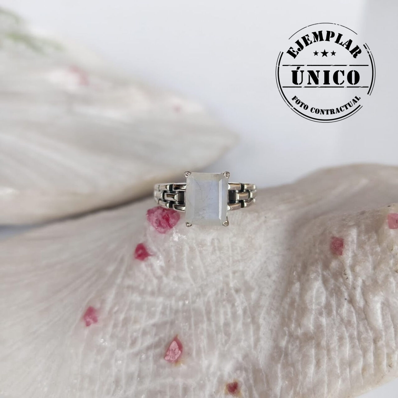 anillo en plata con piedra luna Productos con sello 2025 170