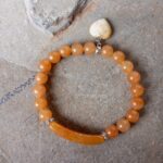 Pulsera en Piedra Aventurina Amarilla Oscura con Placa