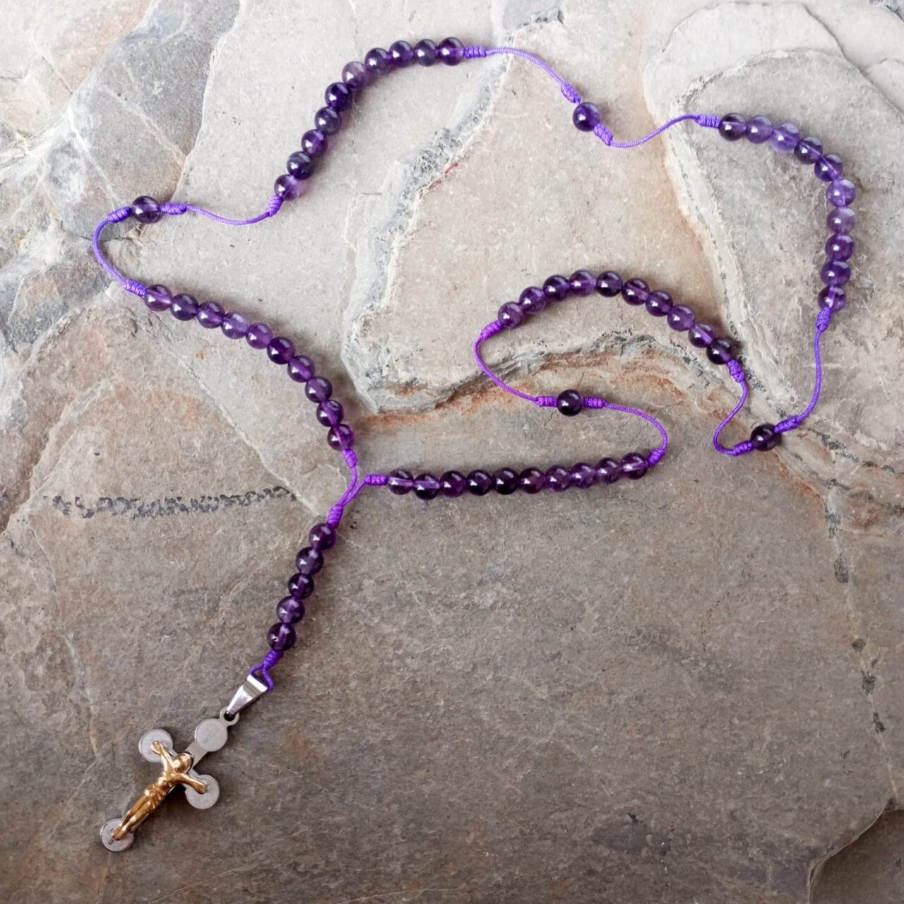 camandula en piedra amatista con cruz en acero 083