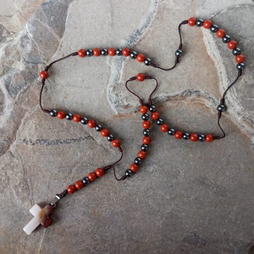 Camándula en Piedra Jaspe Rojo Y Hematite con Cruz en Jaspe Rojo