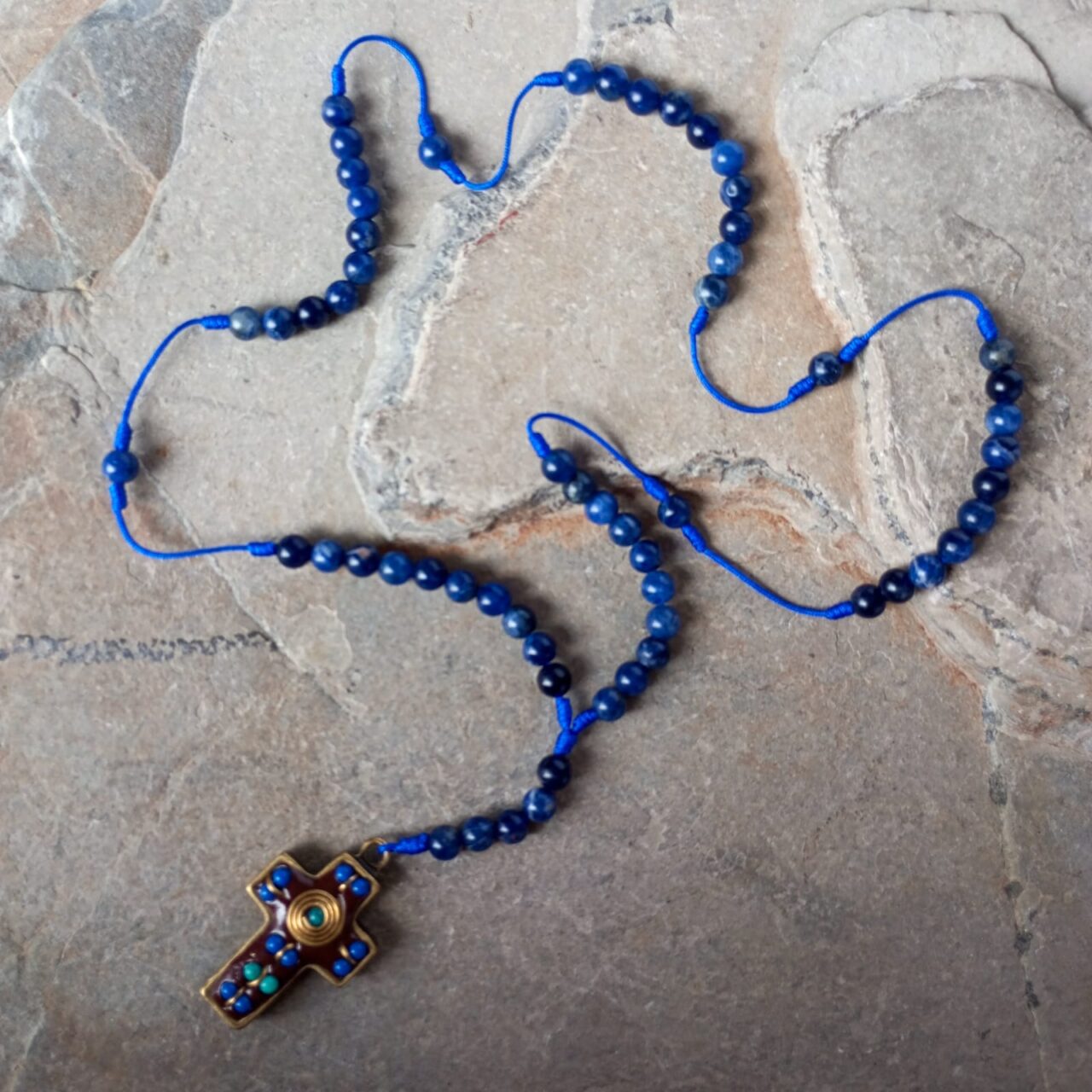 camandula en piedra lapislazuli con cruz nepali 059