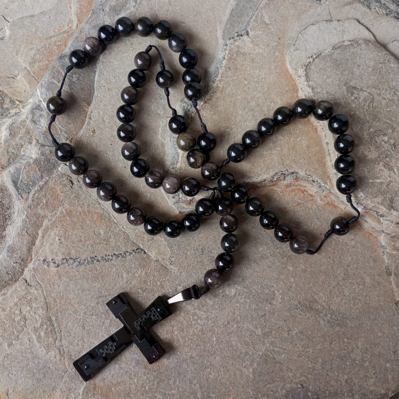 camandula en piedra obsidiana con cruz en acero 093