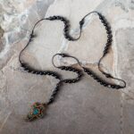 Camándula en Piedra Obsidiana con Cruz Nepali