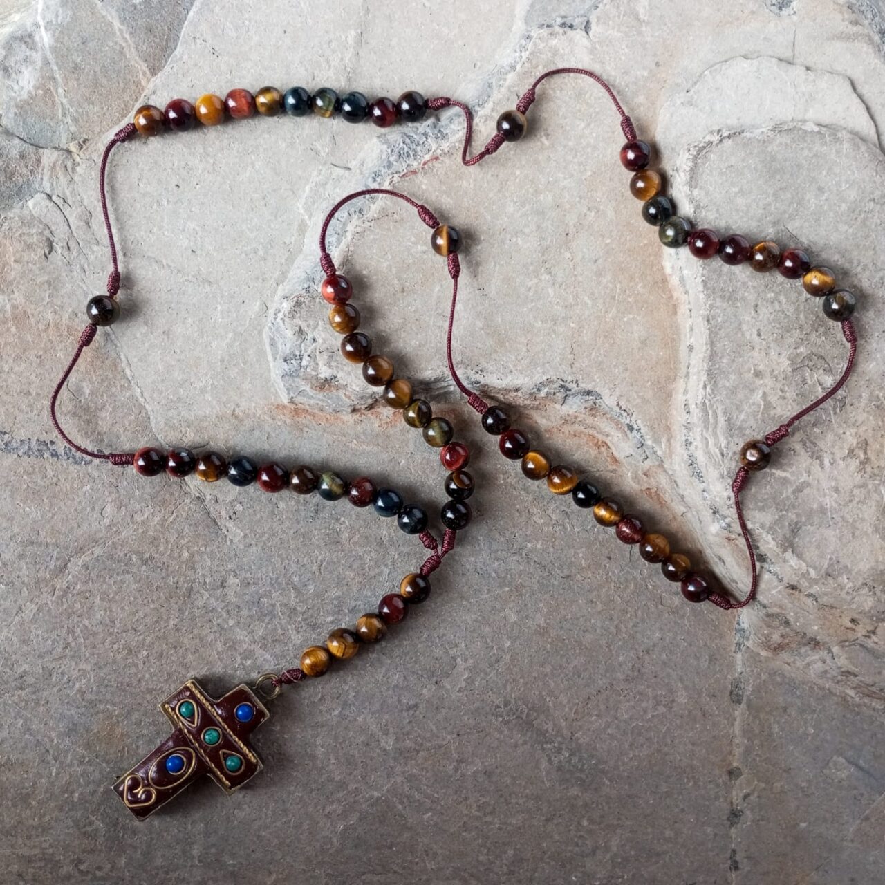 camandula en piedra ojo de tigre con cruz nepali 079