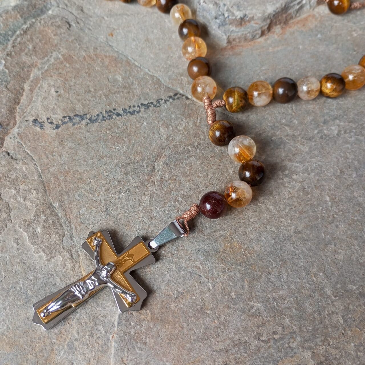 Camándula en Piedras Ojo de Tigre y Citrino con Cruz en Acero