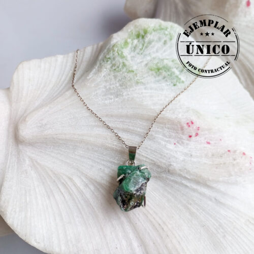 Dije en Plata con Piedra Esmeralda en Bruto