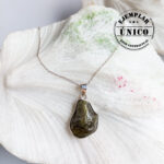 Dije en Plata con Piedra Granate Verde