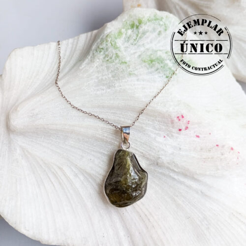 Dije en Plata con Piedra Granate Verde
