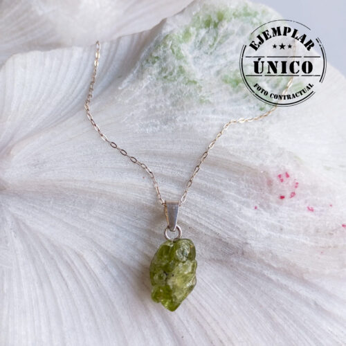 Dije en Plata con Piedra Peridoto