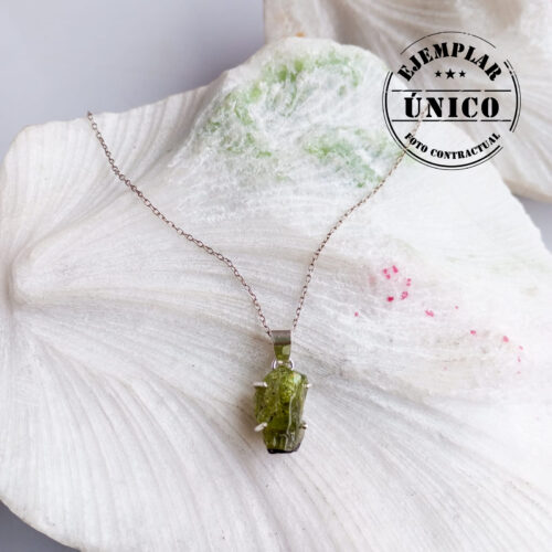 Dije en Plata con Piedra Peridoto
