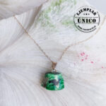 Dije en Plata con Piedra Mica de Esmeralda