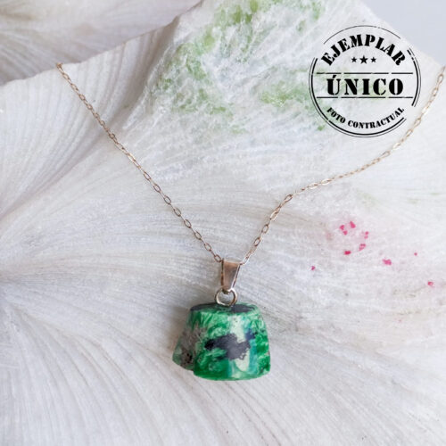 Dije en Plata con Piedra Mica de Esmeralda