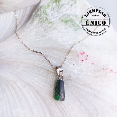 Dije en Plata con Piedra Mica de Esmeralda