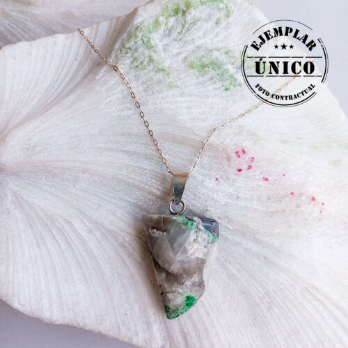 Dije en Plata con Piedra Mica de Esmeralda