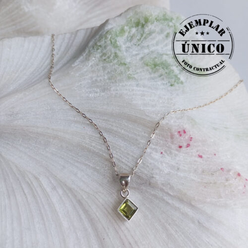 Dije en Plata con Piedra Peridoto