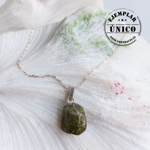 Dije en Plata con Piedra Peridoto