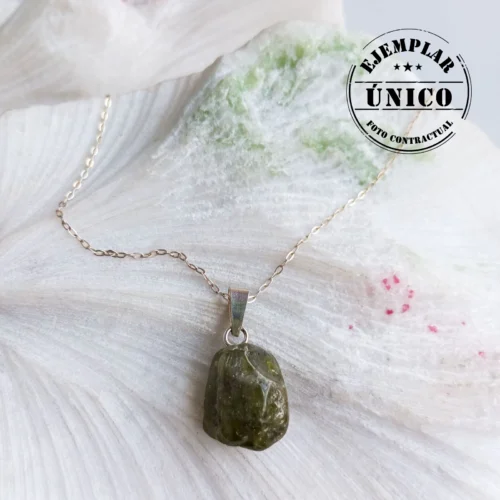 Dije en Plata con Piedra Peridoto