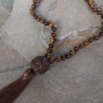Código Sagrado en Piedra Ojo de Tigre